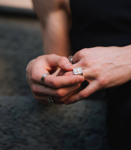 NOBLE CROSS RING | SILVER
