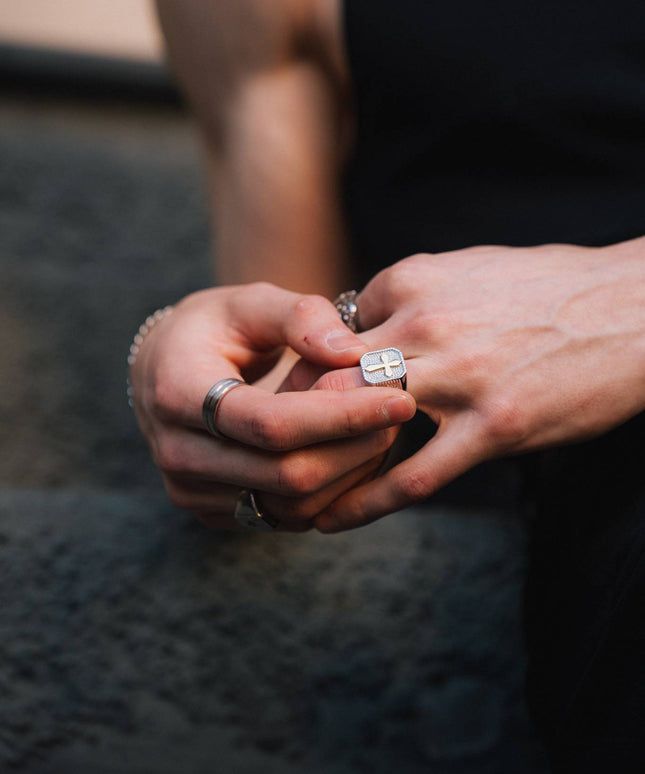 NOBLE CROSS RING | SILVER